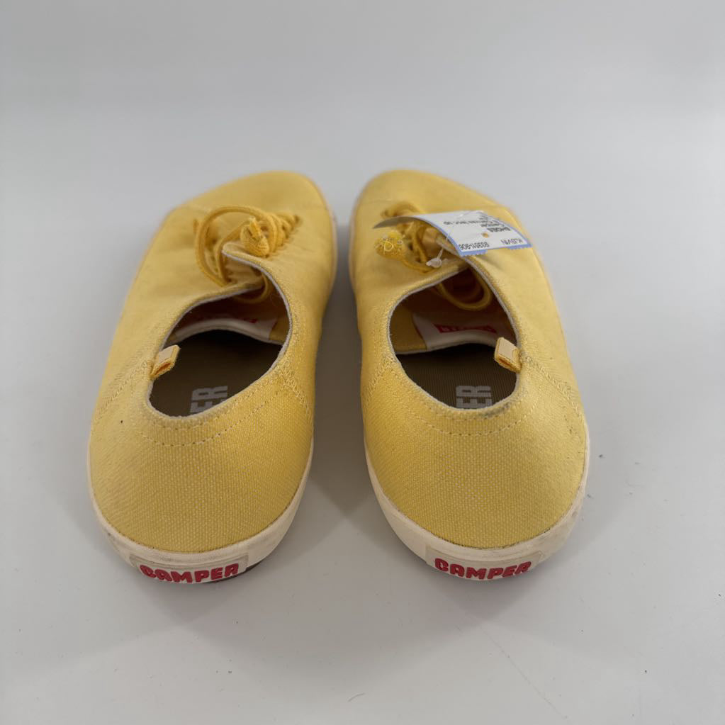 8 Canvas lace up sneaker