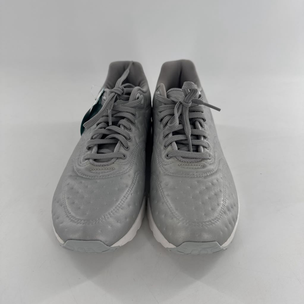 9 metallic lace up sneaker