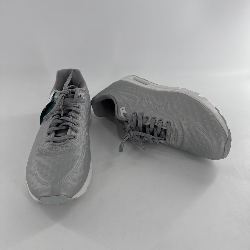 9 metallic lace up sneaker