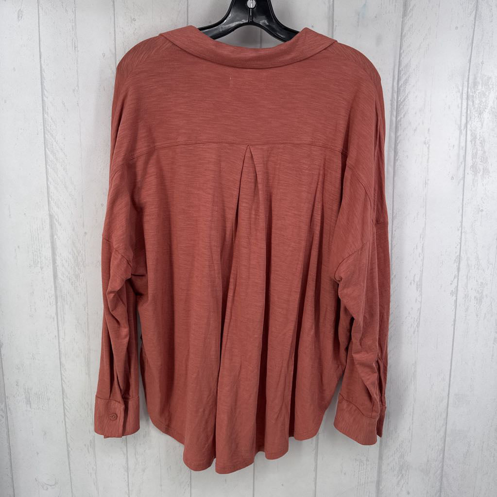 L button down hi-lo l/s top