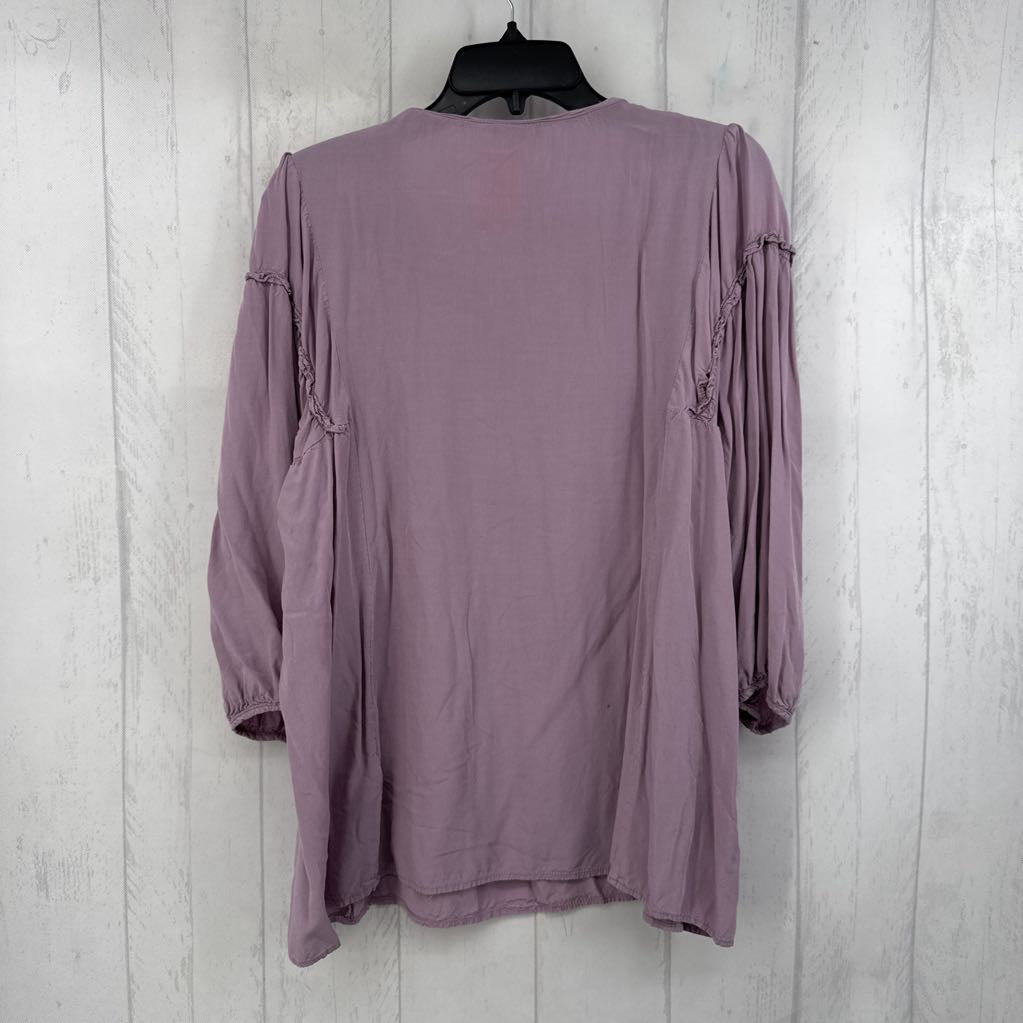 L embroidered v-neck 3/4 slv top