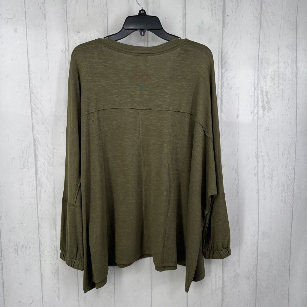 M/L v-neck l/s top