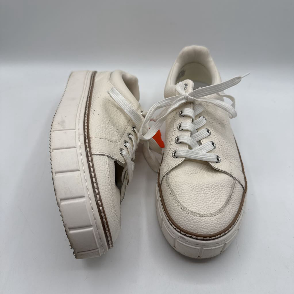 11 leather lace-up sneaker