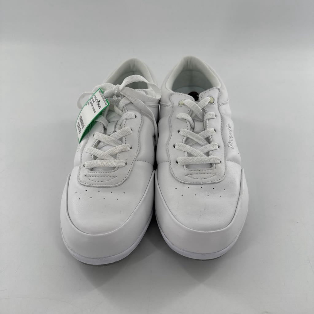 10 leather lace-up sneaker