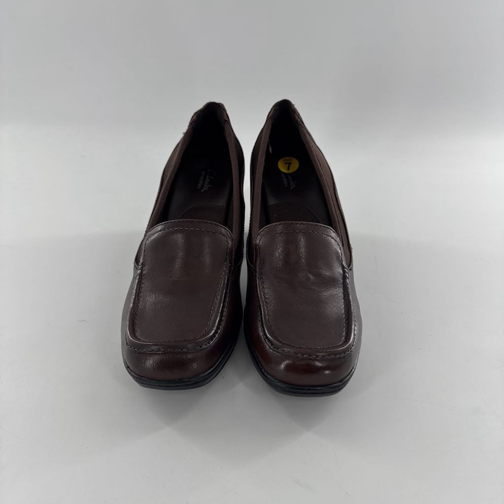 7 leather low heel pump