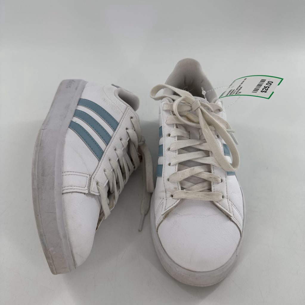 7.5 3 stripe lace up sneakers
