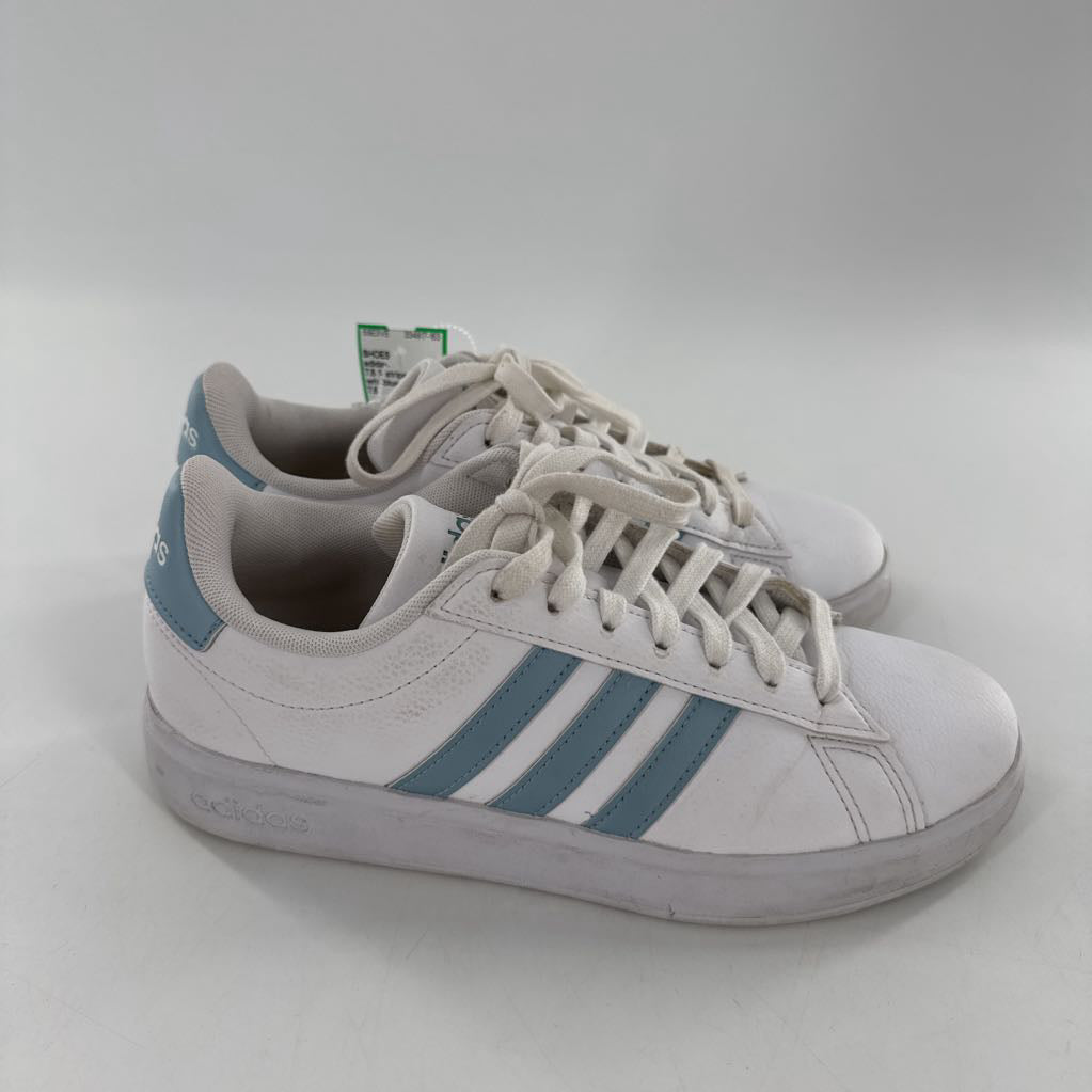 7.5 3 stripe lace up sneakers