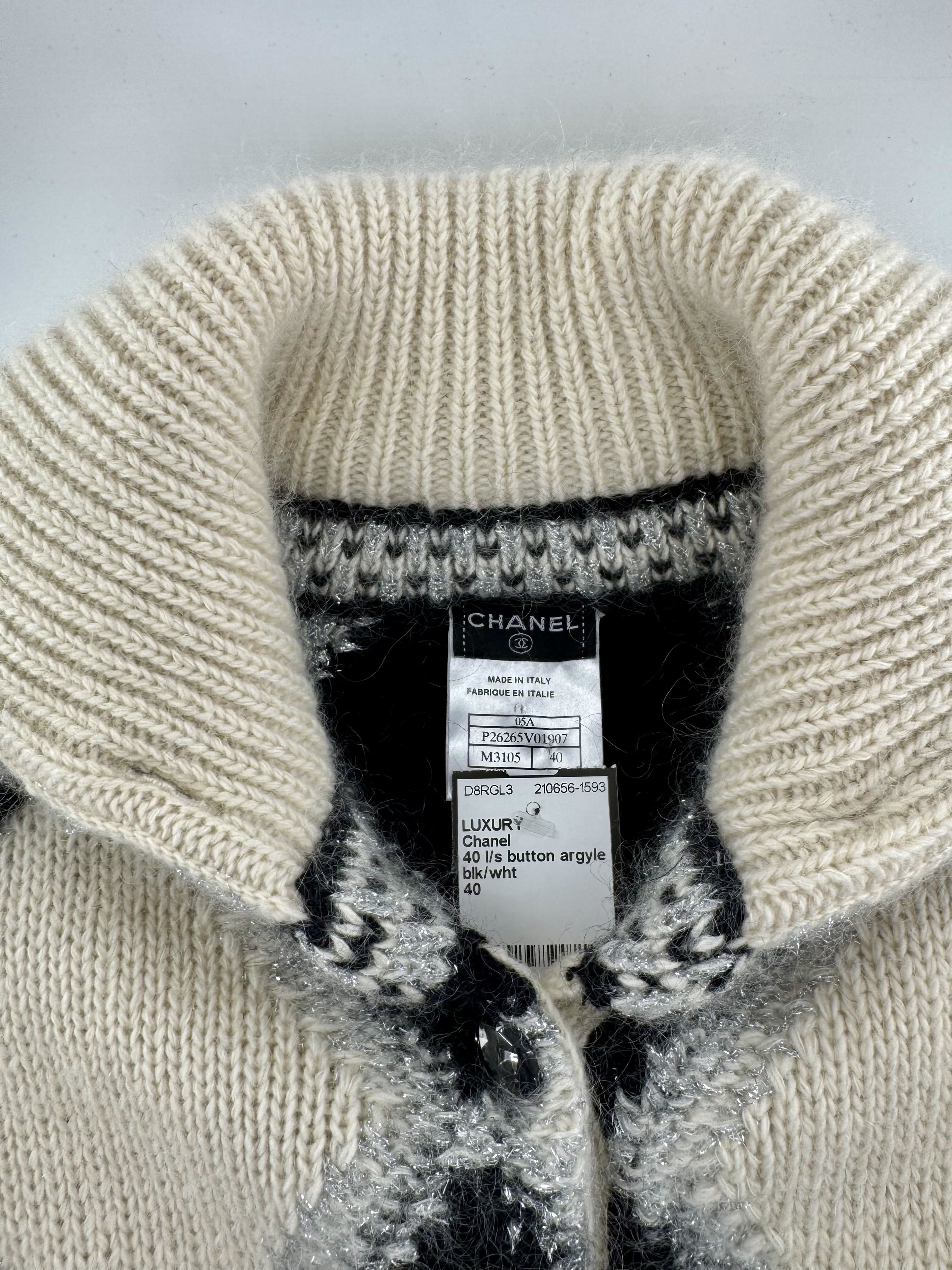 40 l/s button argyle sweater w/ glittery thread accent