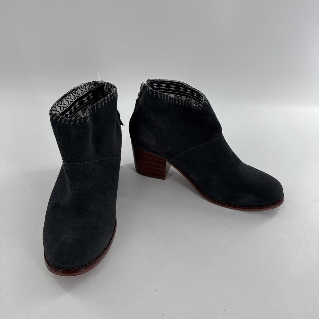 7 back zip heel ankle boots