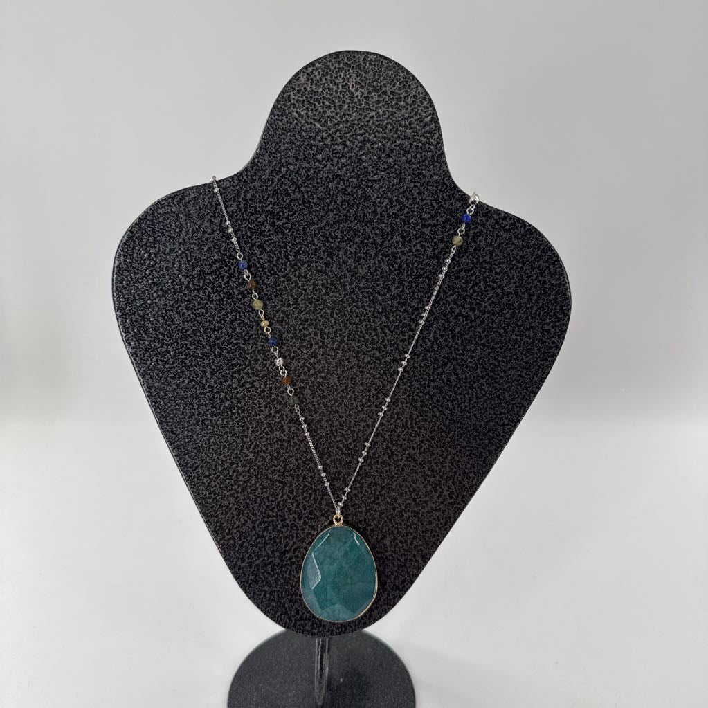18" beaded grn stone necklace