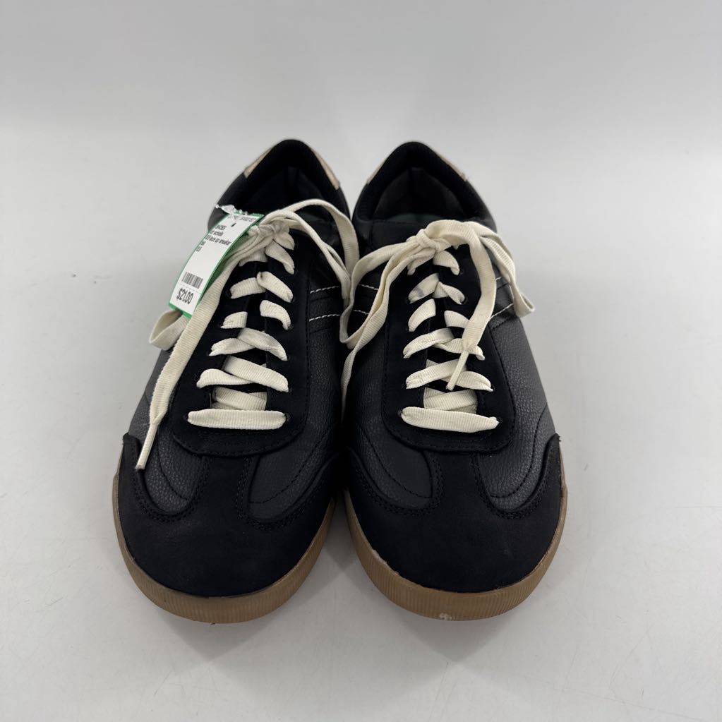8.5 lace up sneaker