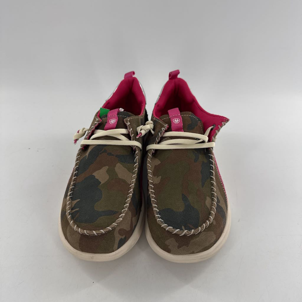 8.5 camo print slip-ons