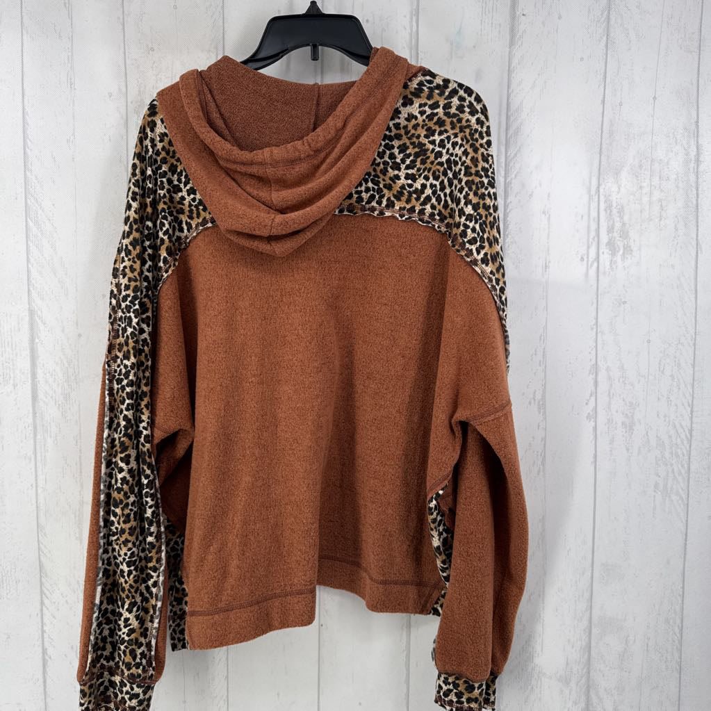 L animal print detail hoodiw