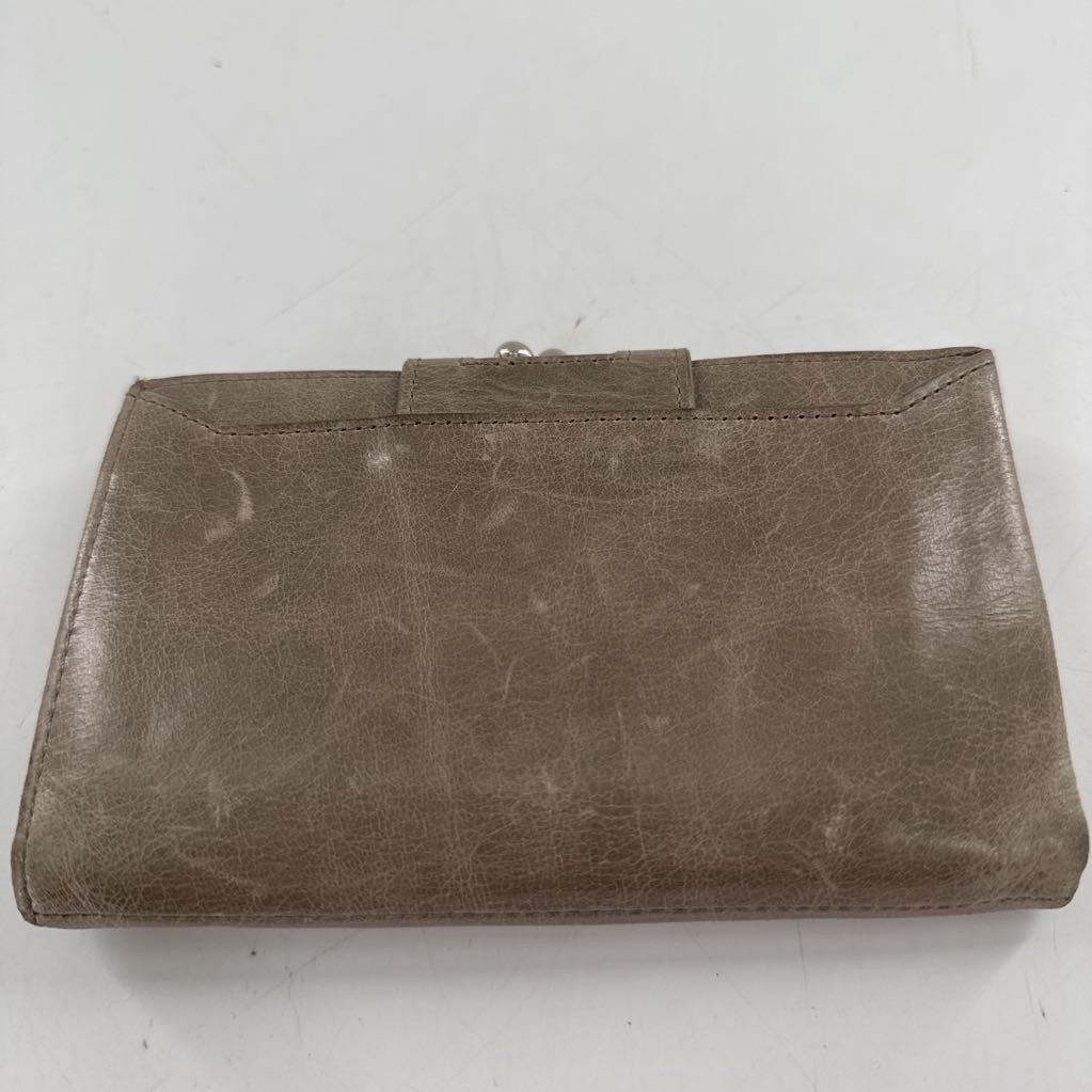 kiss lock bi-fold wallet