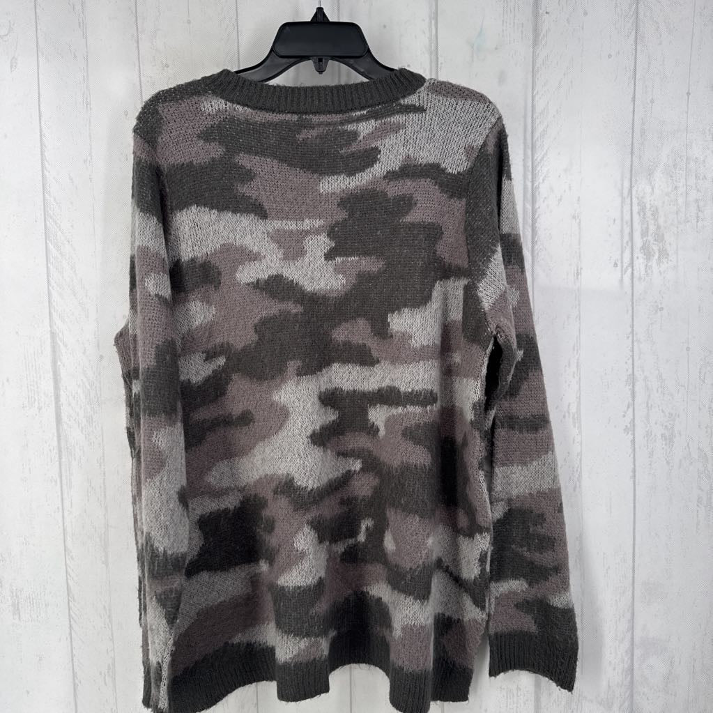 L camo print w/ sequins v-neck sweater