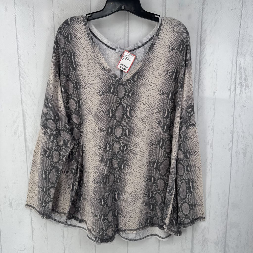 XL snakeskin print v-neck l/s top