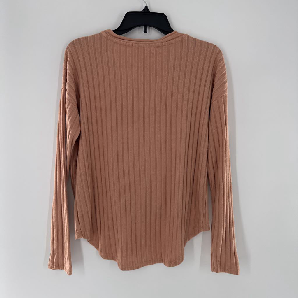 M ribbed button down l/s hi-lo top