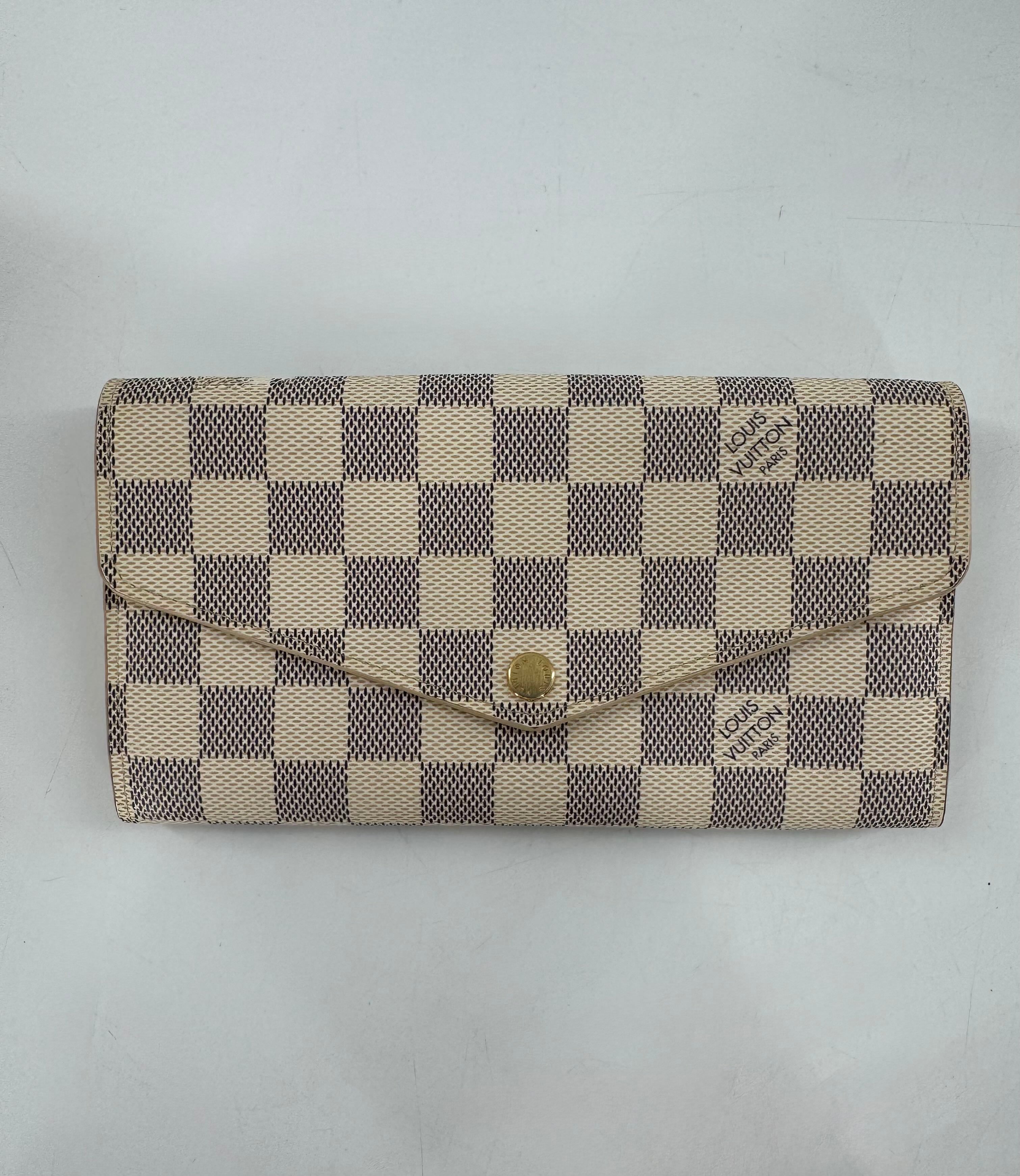 bi-fold wallet damier w/ dust bag & box