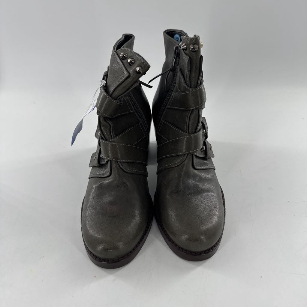 6 block heel boot w/ buckle straps