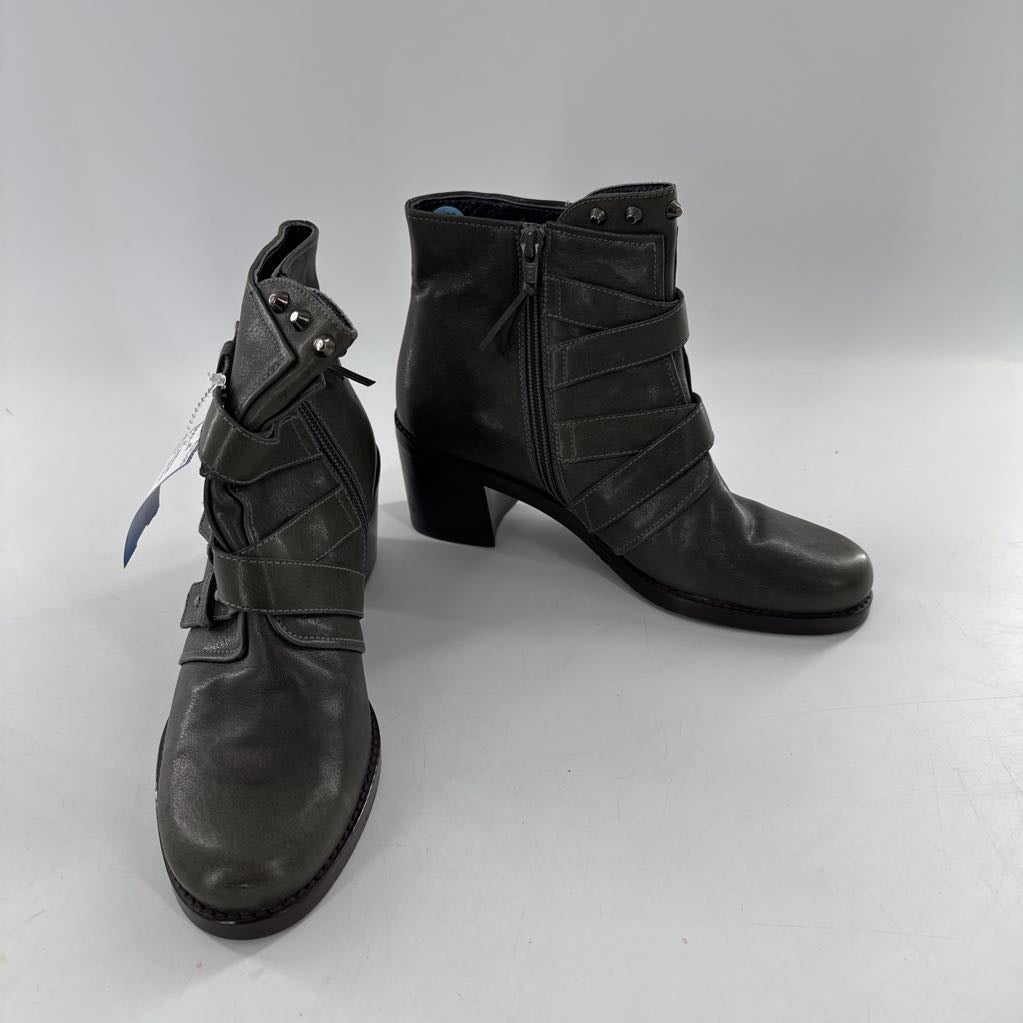 6 block heel boot w/ buckle straps