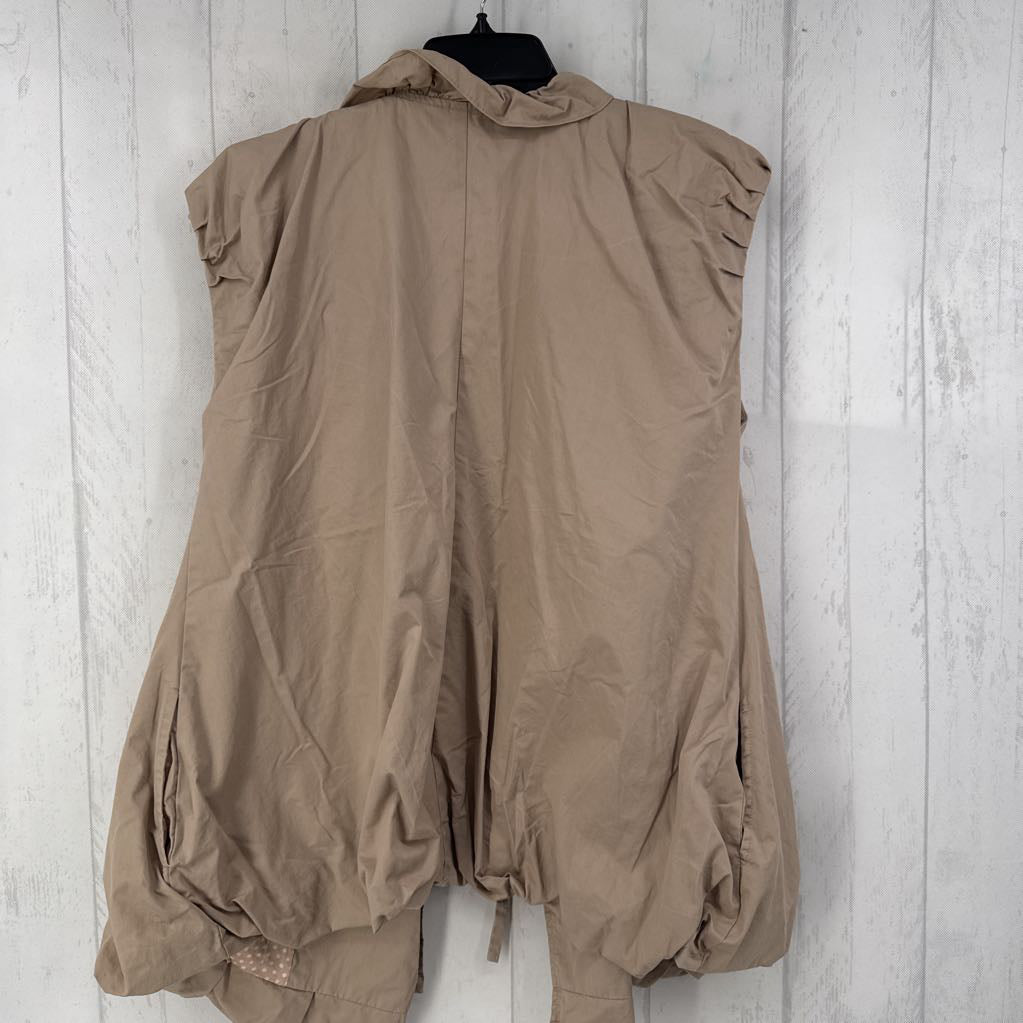 L ruffled utility vest