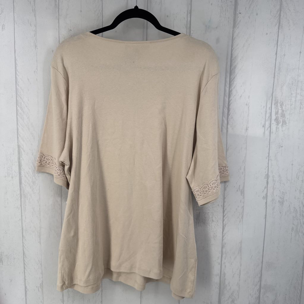 2X crochet trim v-neck s/s top