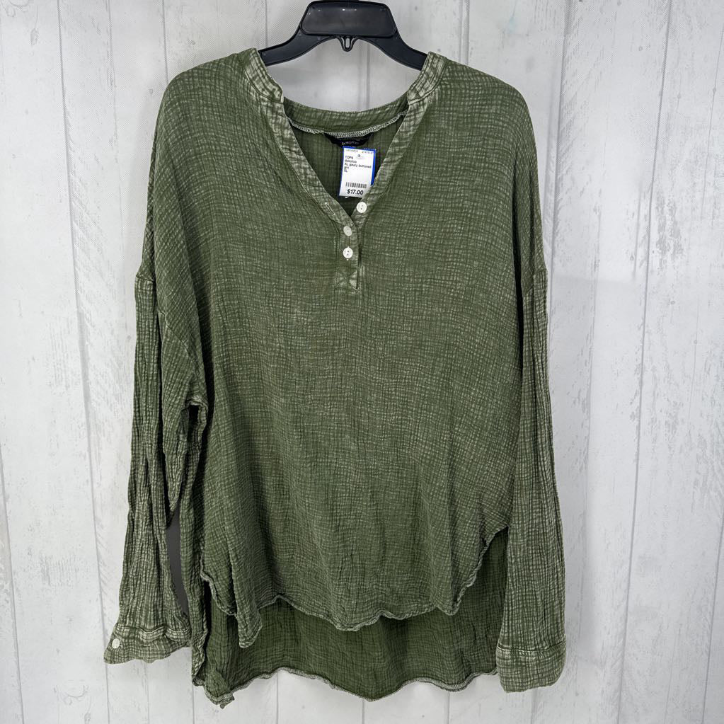 XL gauzy buttoned v-neck l/s top