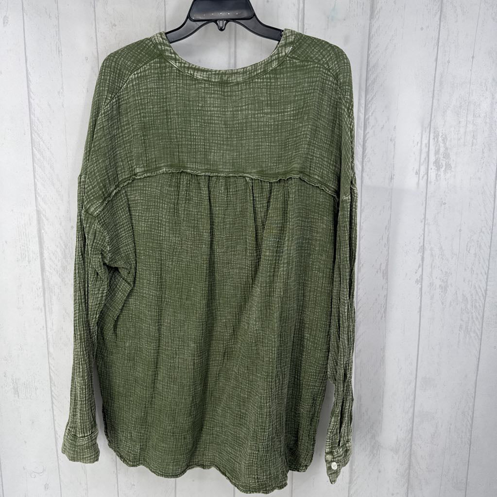 XL gauzy buttoned v-neck l/s top