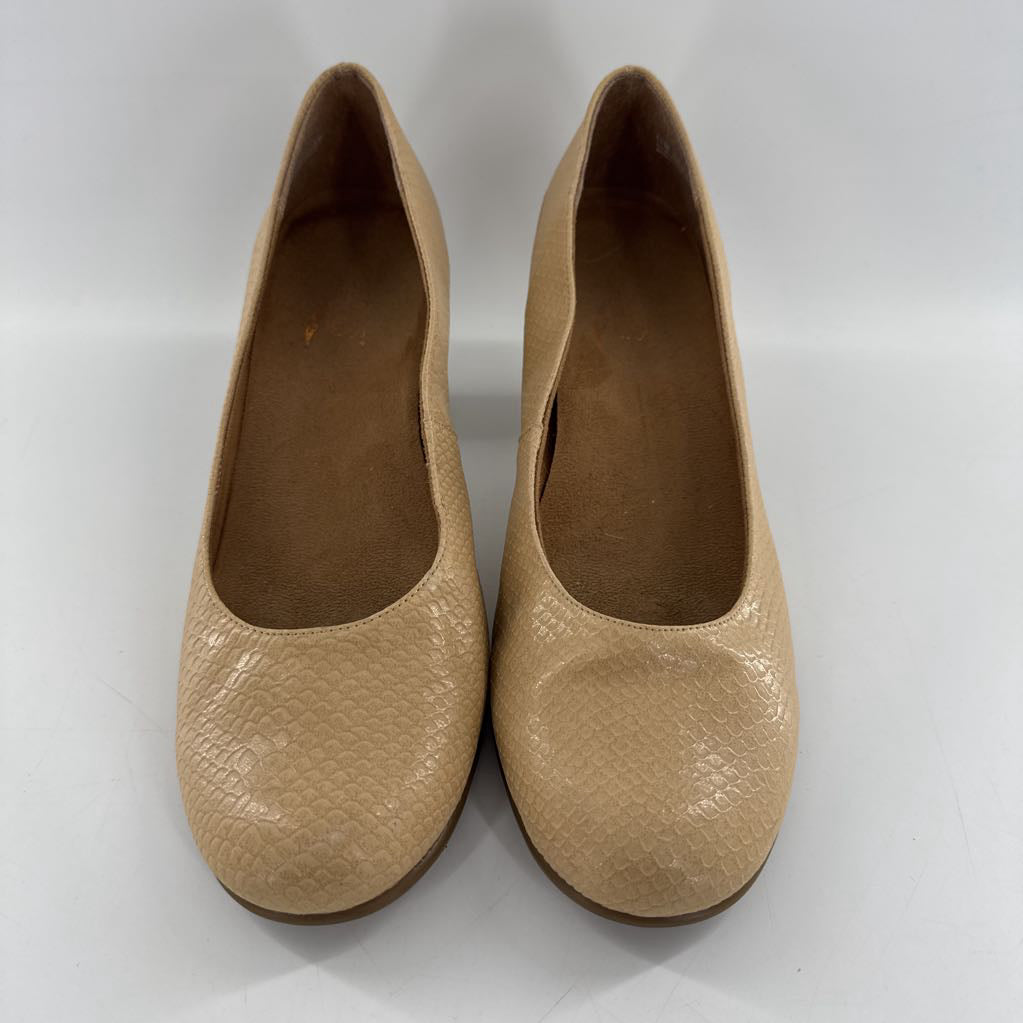 11 croc embossed pumps