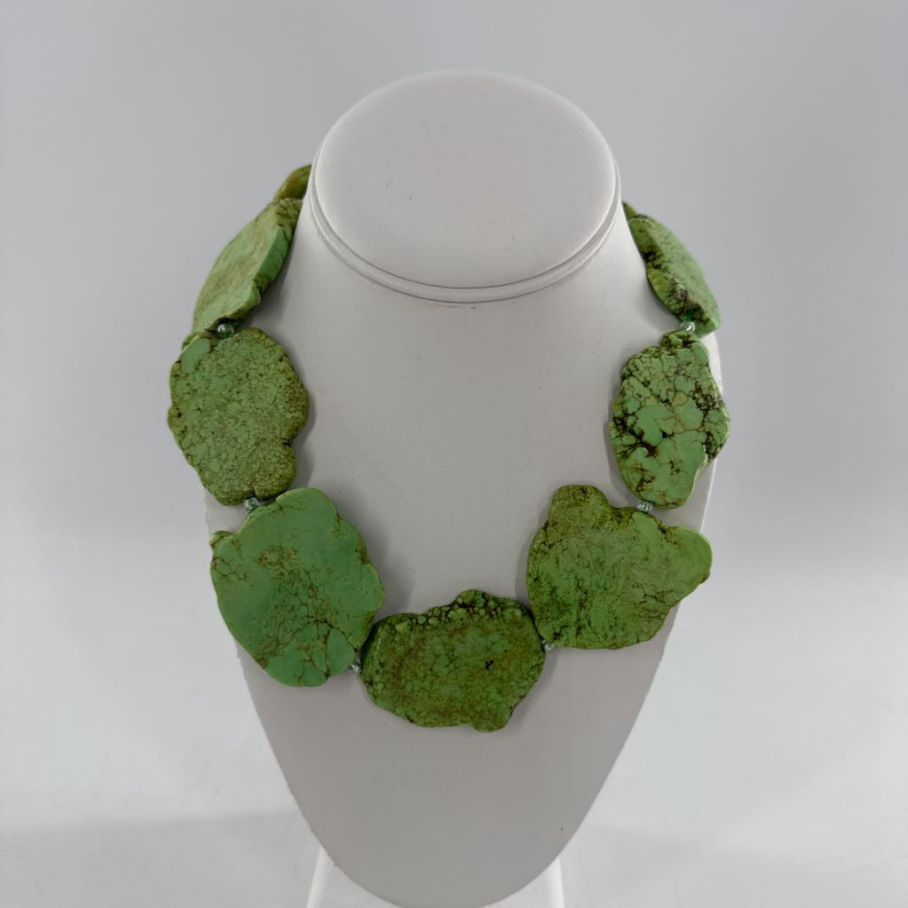9" grn stone necklace