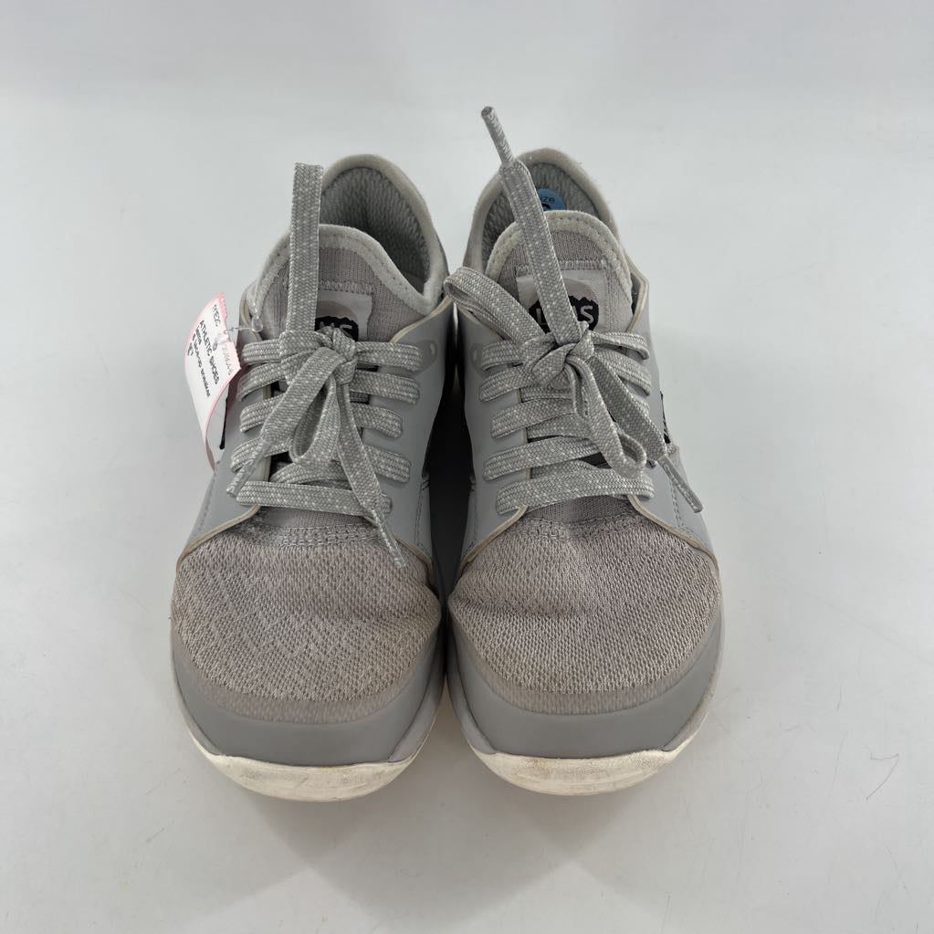 6 lace-up sneaker