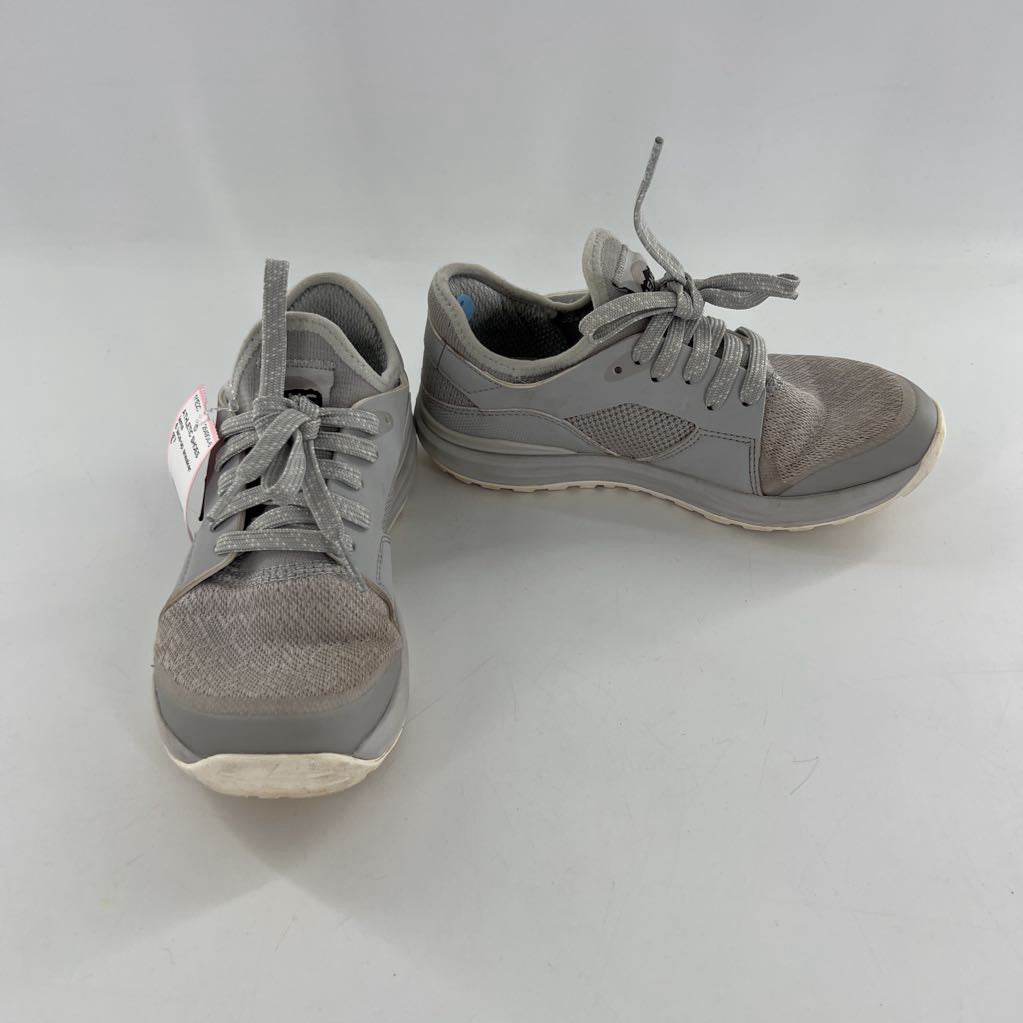 6 lace-up sneaker