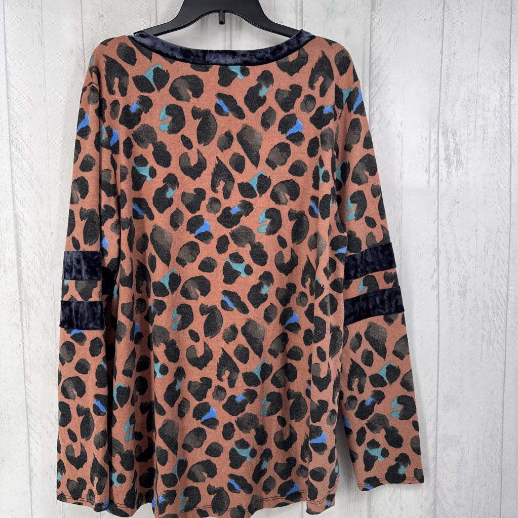 2XL animal print v-neck l/s top