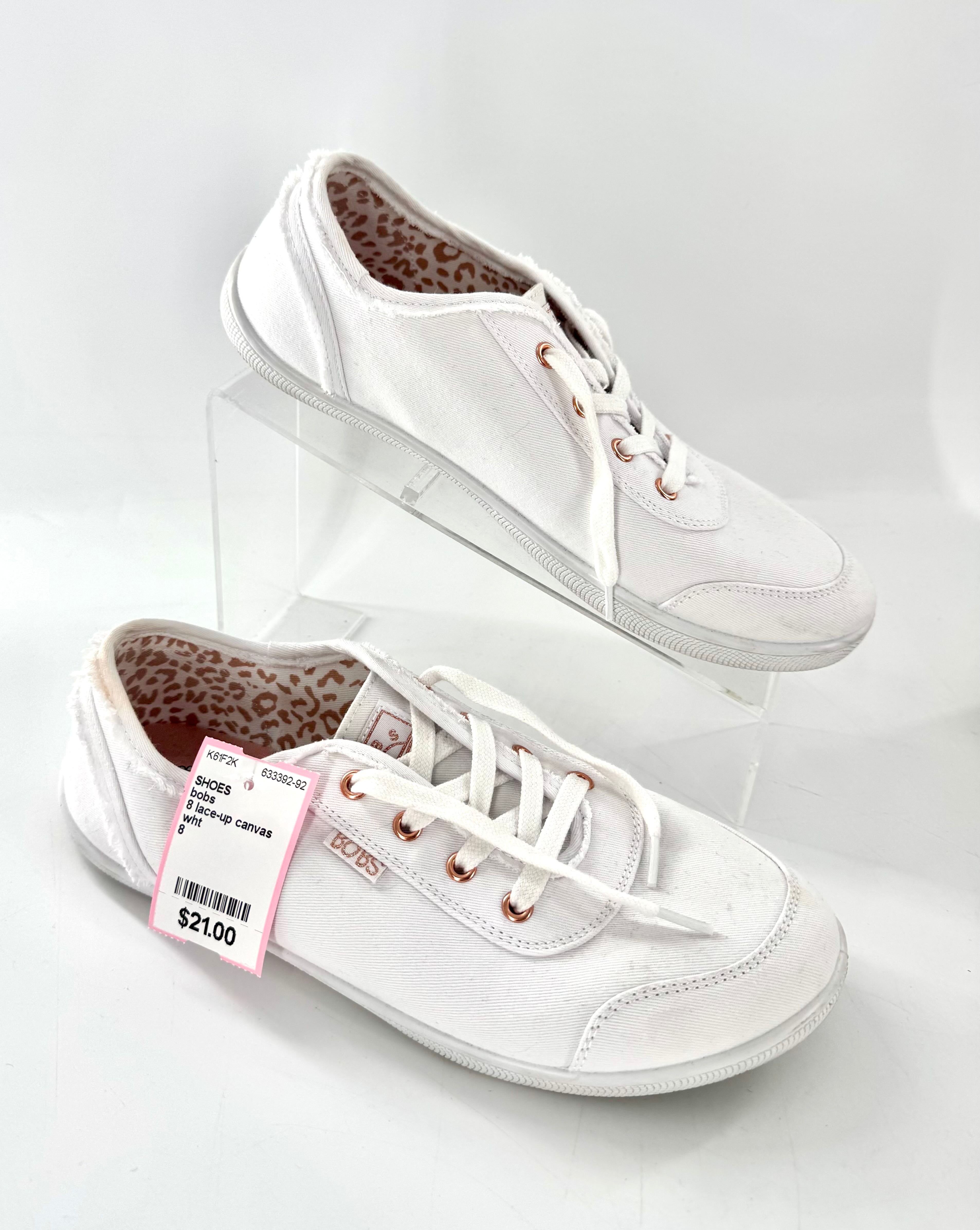 8 lace-up canvas sneaker
