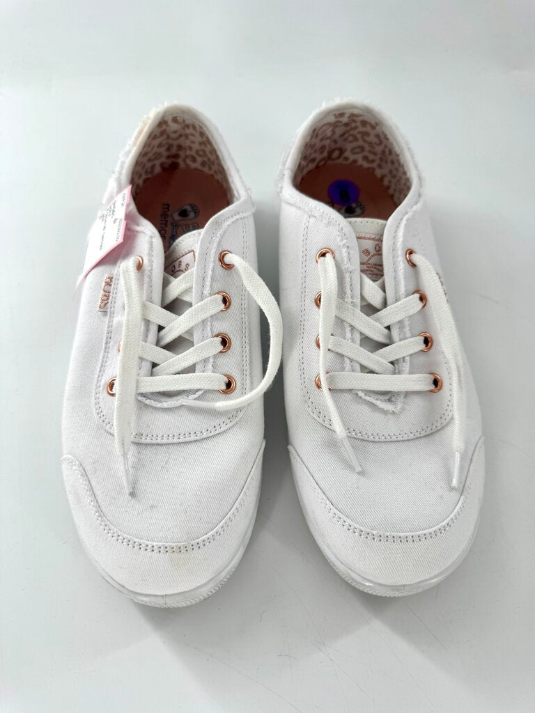 8 lace-up canvas sneaker