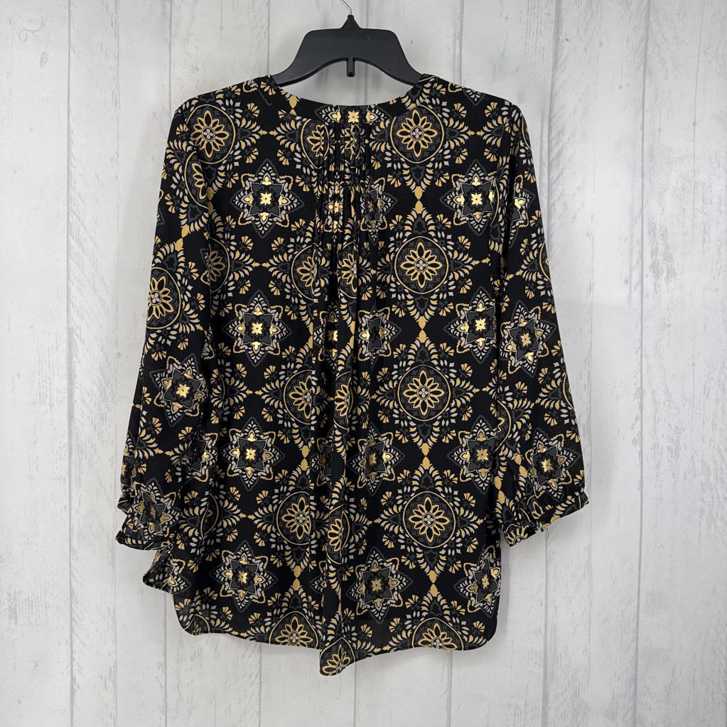 M medallion print button front