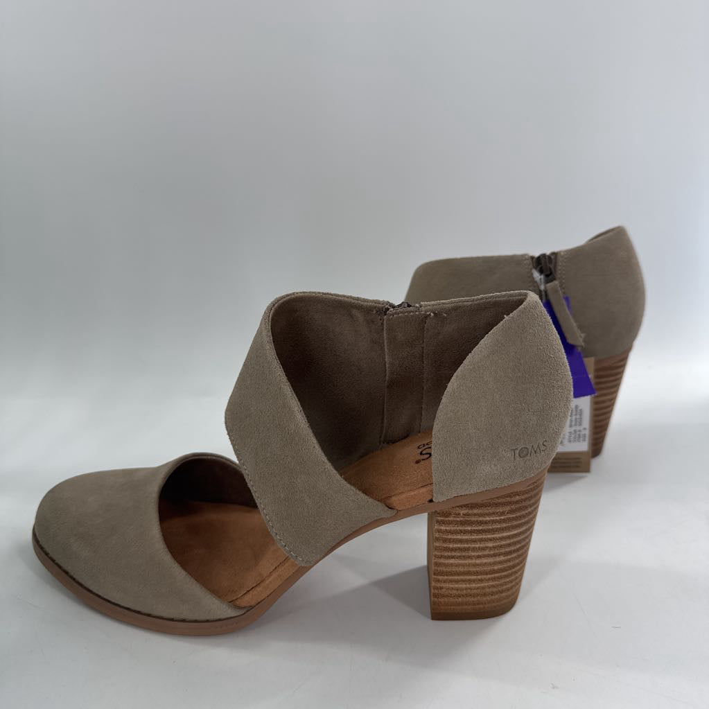 9 round toe side zip pumps