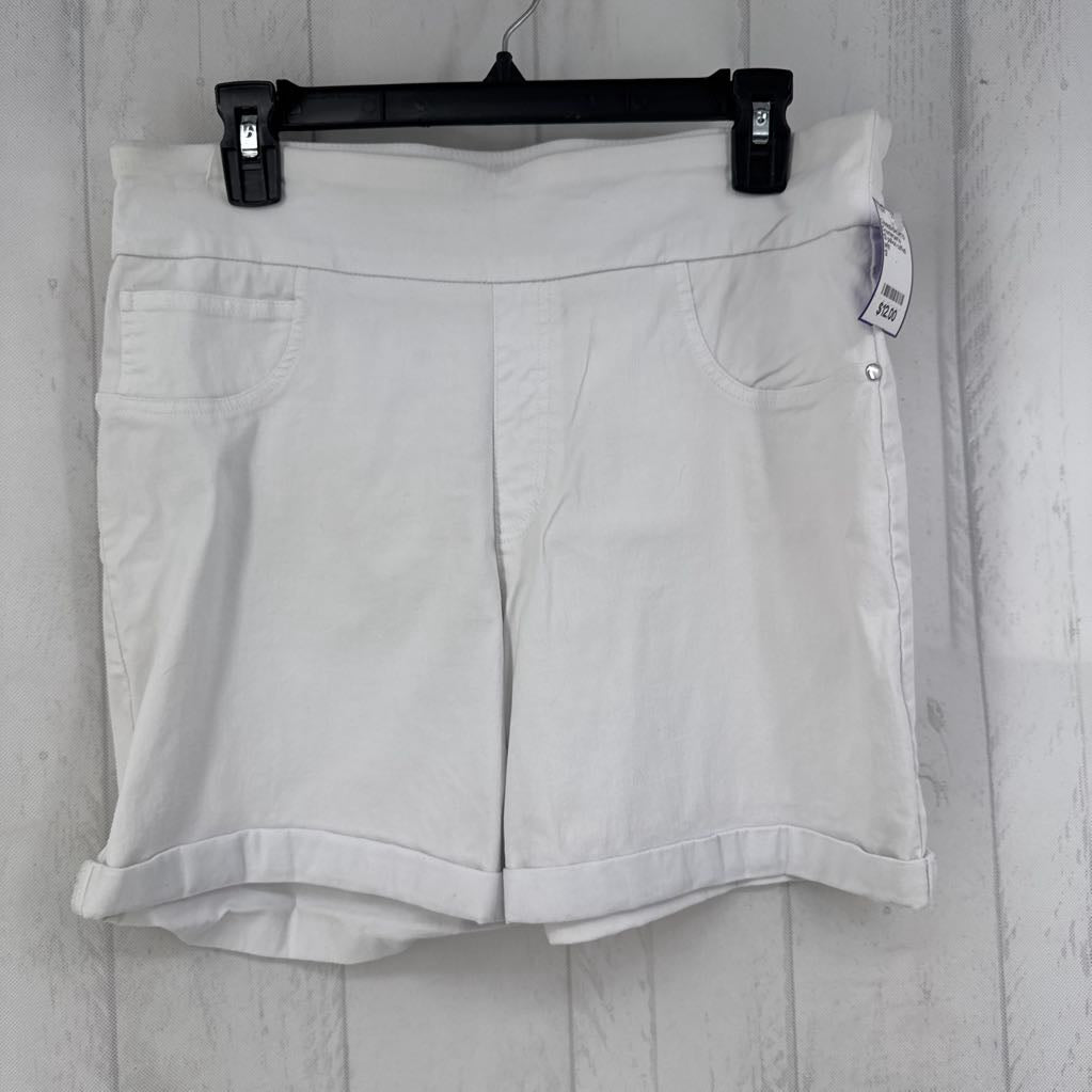 12 pull-on cuffed shorts