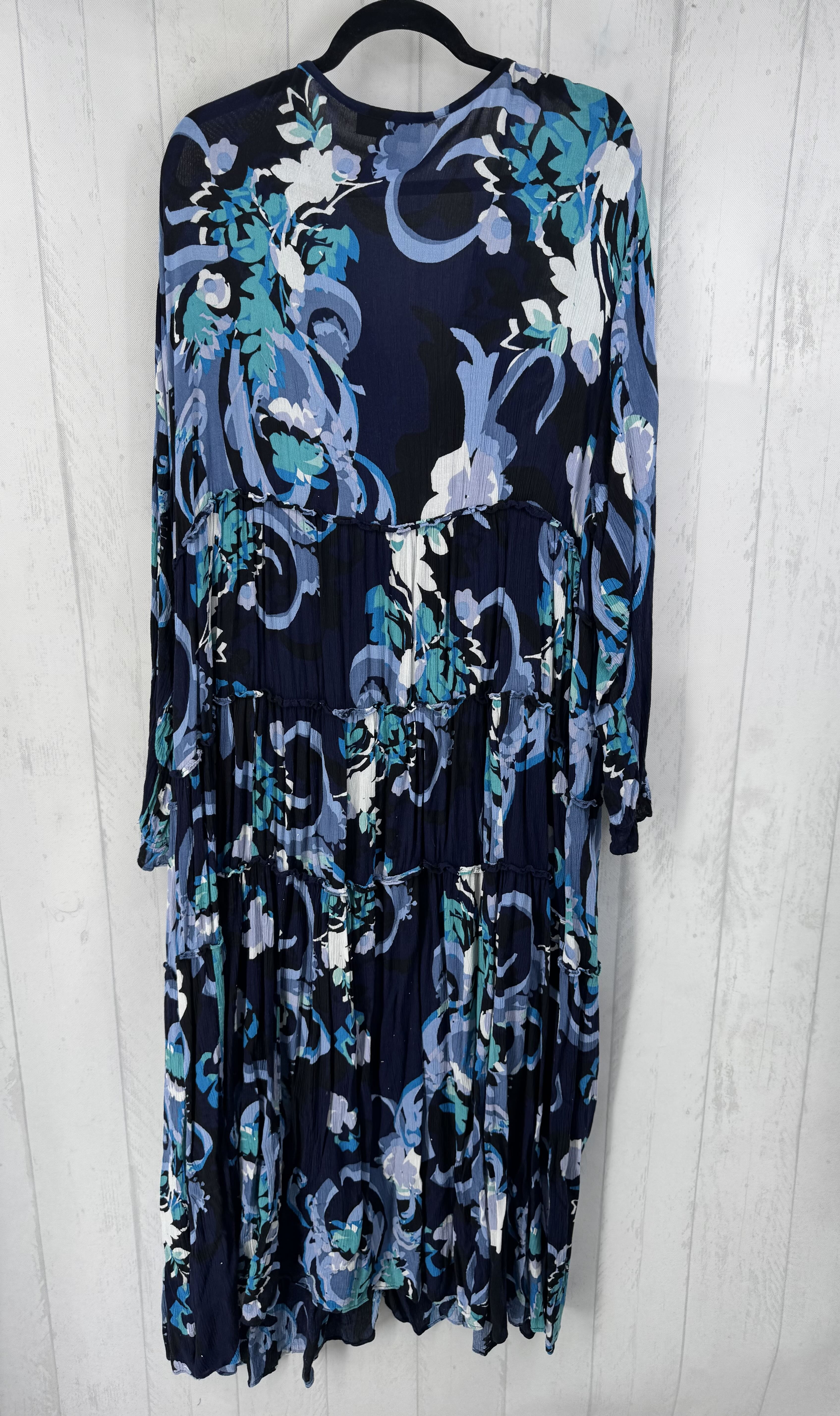 22w flo print v-neck tiered l/s dress