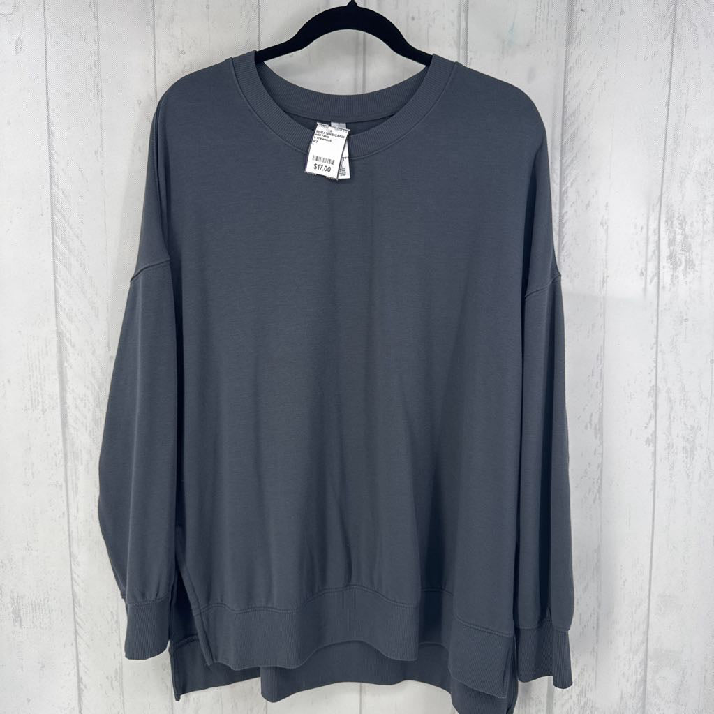 L crewneck sweatshirt