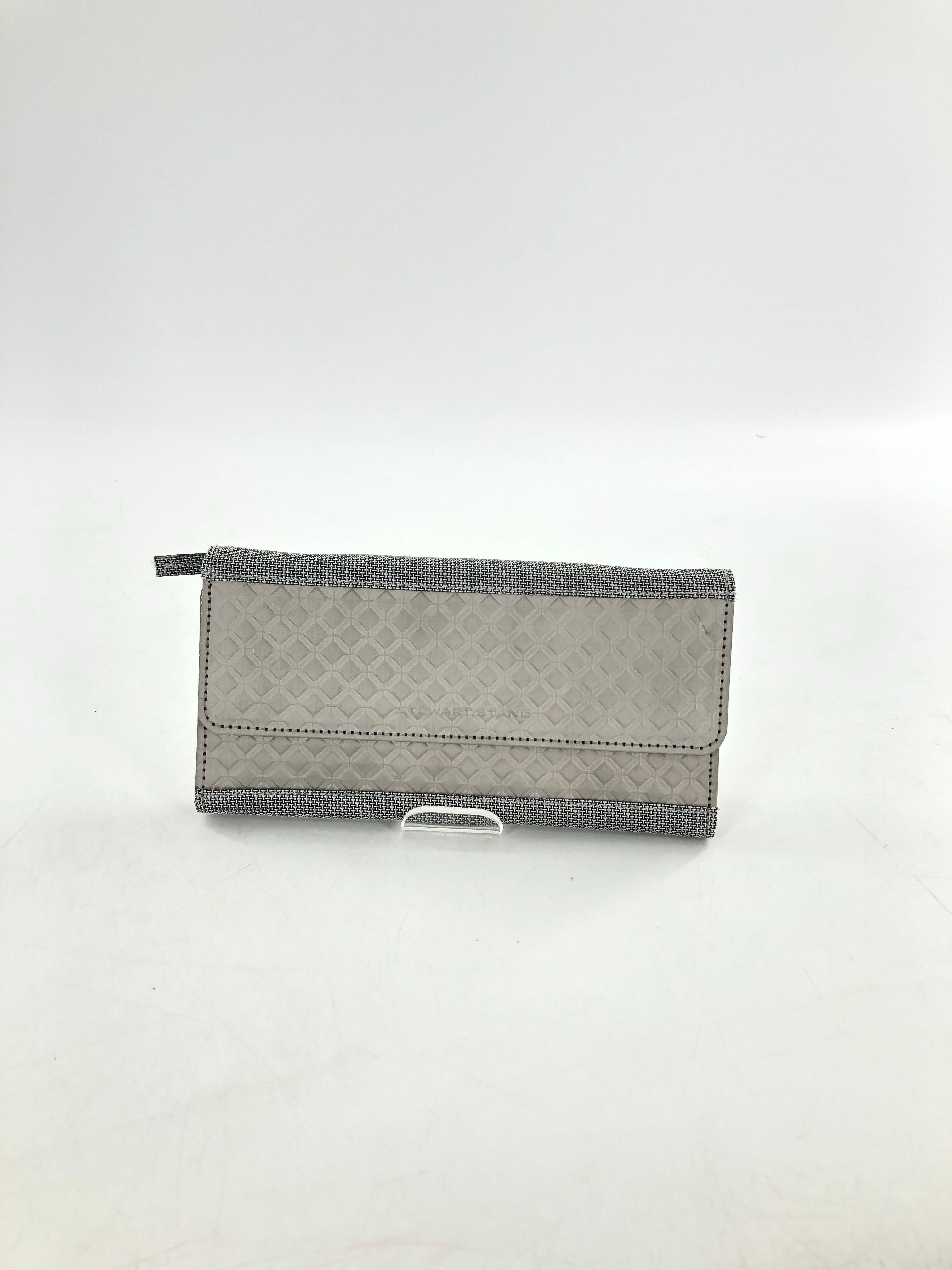 R95 continental wallet