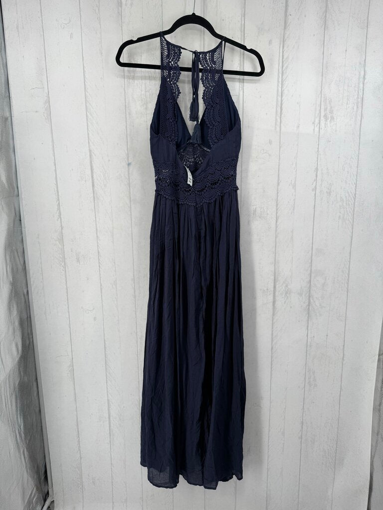 S v-neck flowy maxi dress w/ intricatae lace detailing