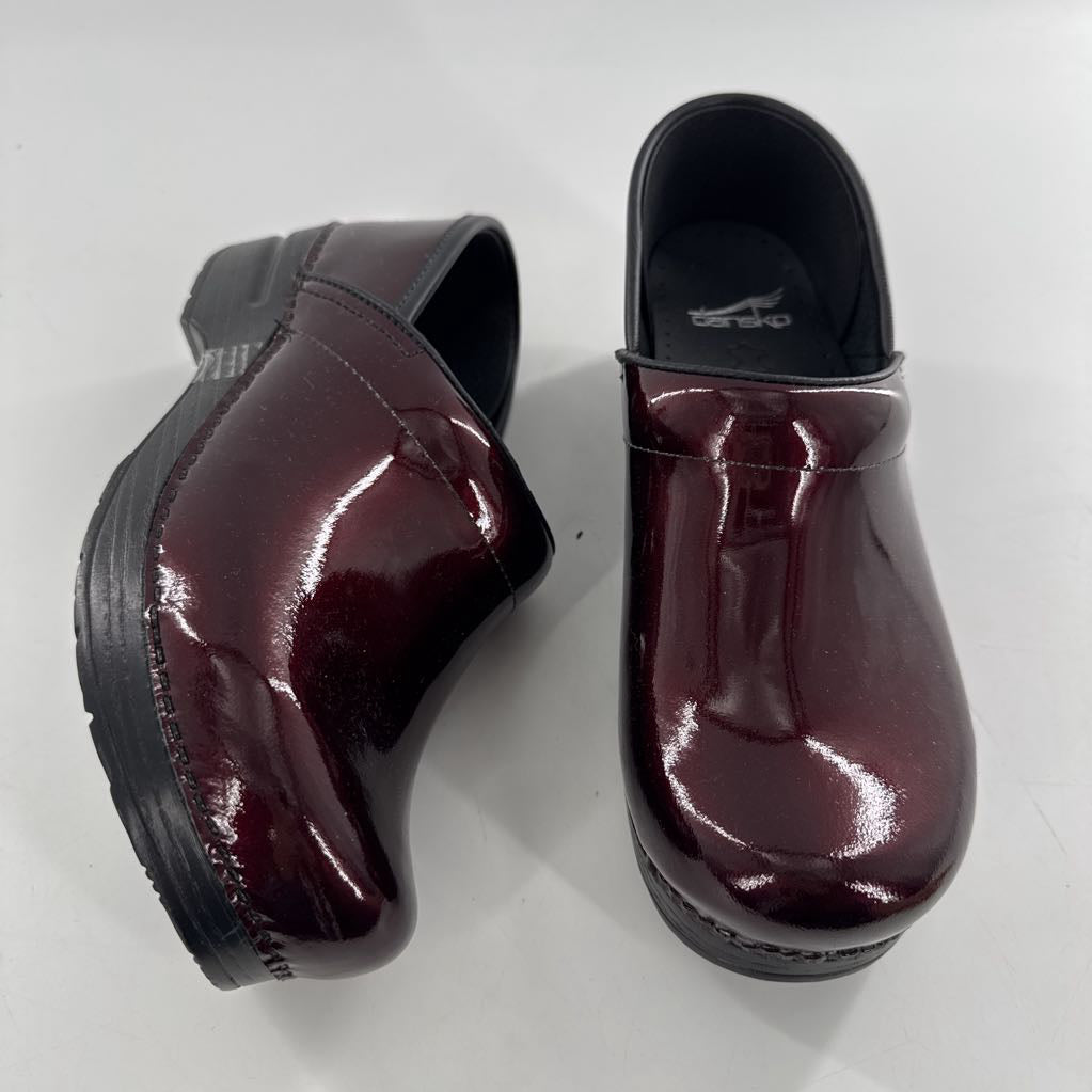 8 slip-on clogs