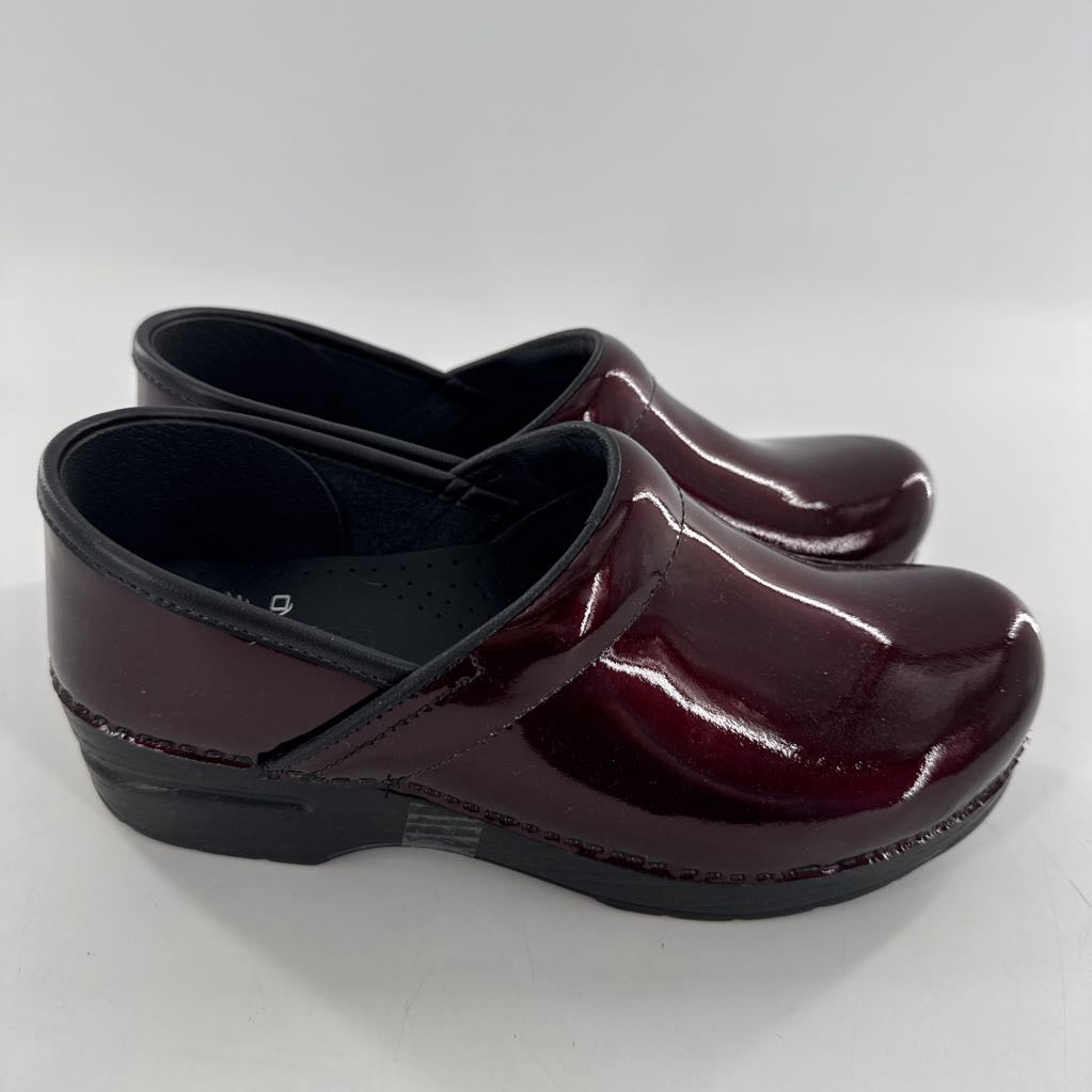 8 slip-on clogs