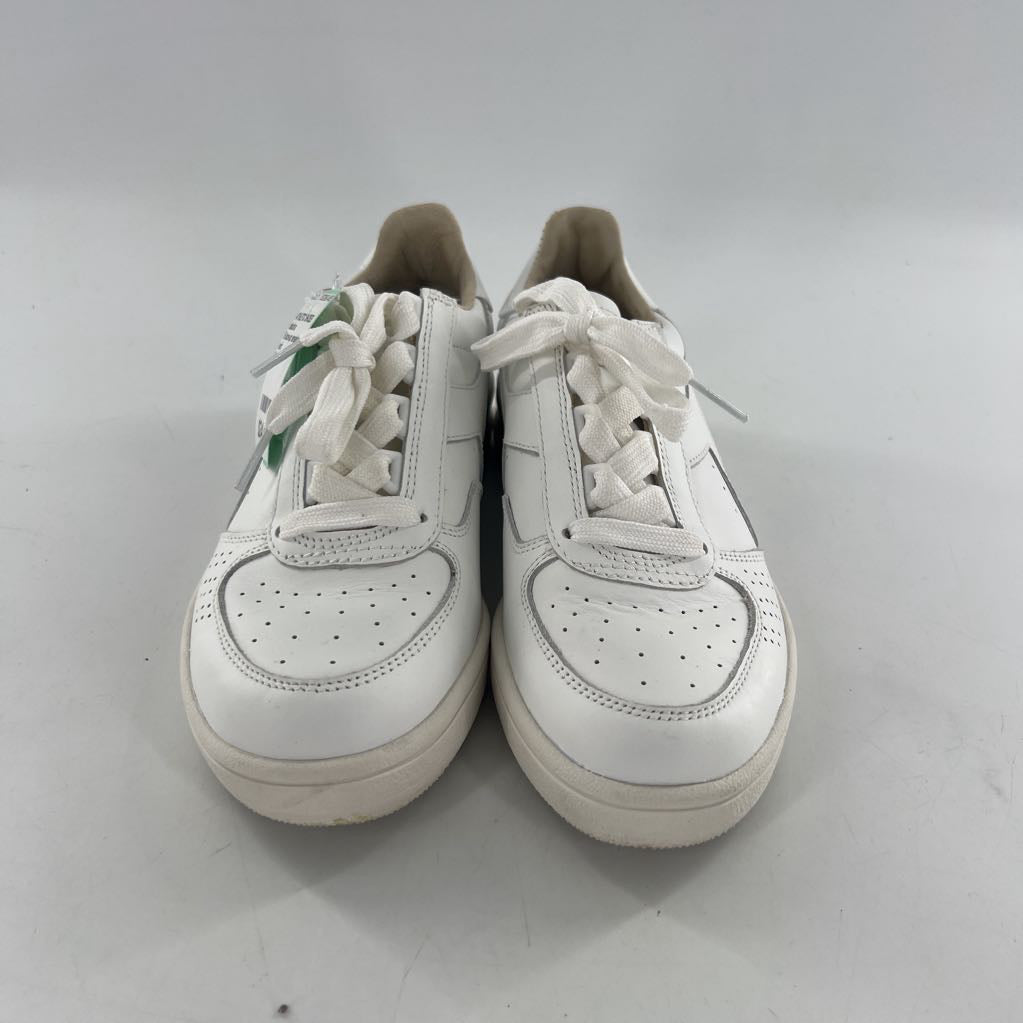 5 lace-up sneaker