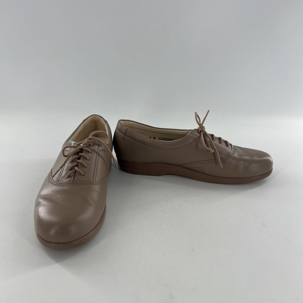 8 lace-up comfort shoe