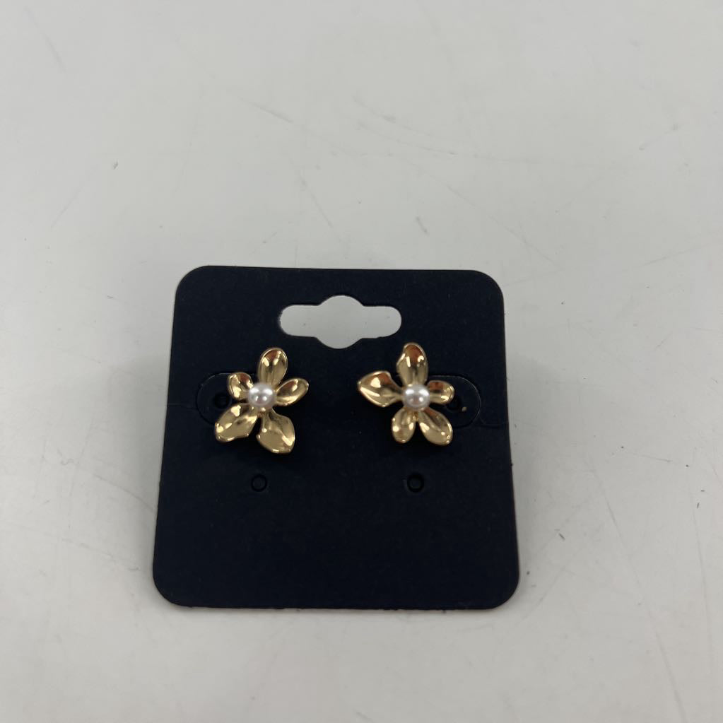 gold & pearl flower post earrings