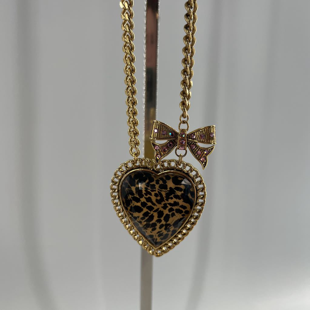 R65 18" gold tone animal print heart pendant necklace