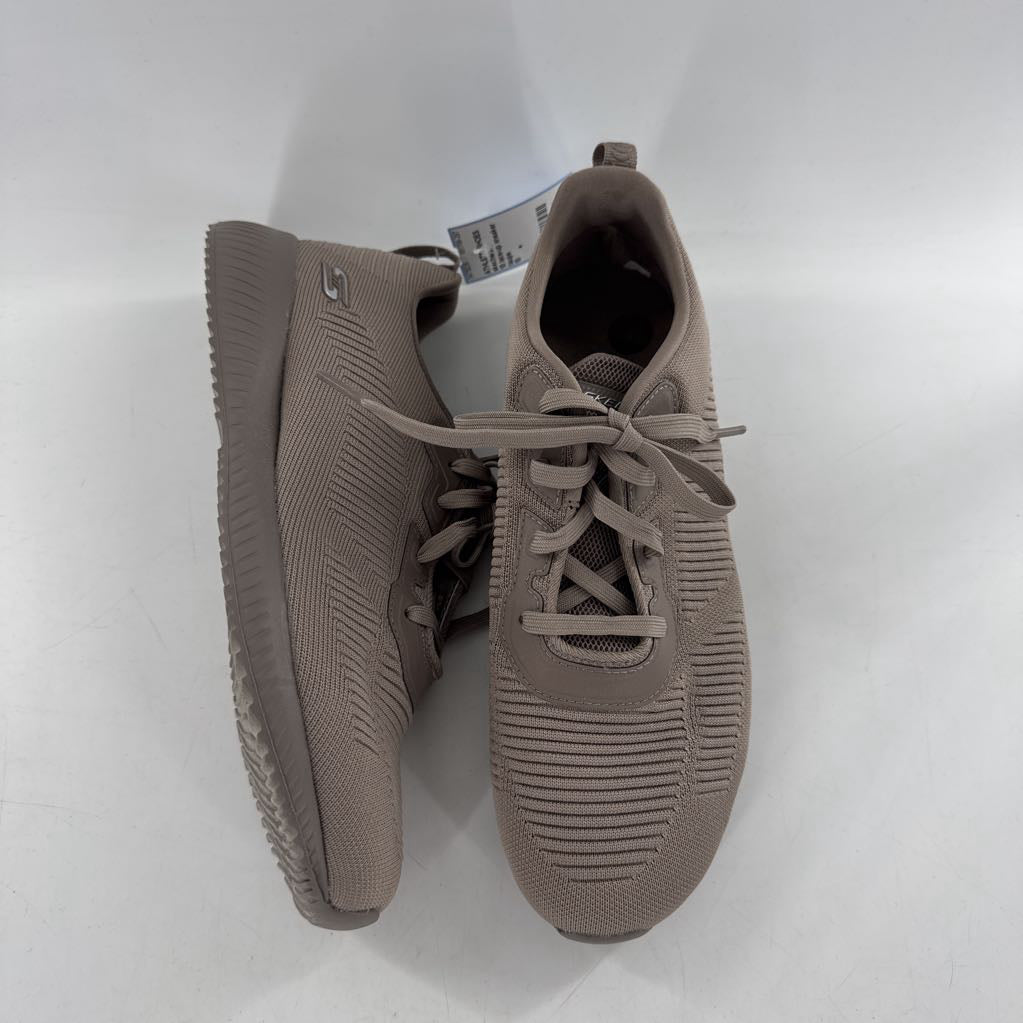 10 lace-up sneaker