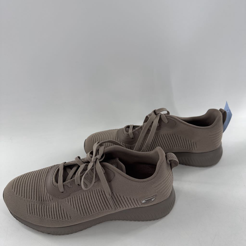 10 lace-up sneaker